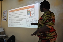 安全な学校再開・運営のための講習の様子。