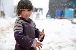 レバノンのベッカー高原に避難するシリア難民の女の子。