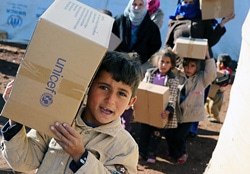 冬服を受け取ったシリア難民の子どもたち。（レバノン）