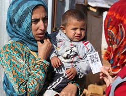 バーコード入りの引換券を渡すスタッフ。