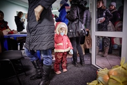 人道支援の列に並ぶウクライナの子ども。