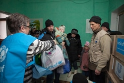 ユニセフはドネツクにある避難所で支援物資を配布。