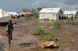 洪水の被害にあった人々が身を寄せている避難民キャンプの中を歩く子ども。