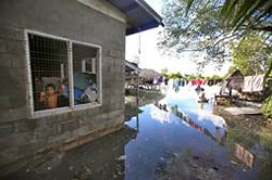 潮汐で海水に囲まれる村（キリバス）