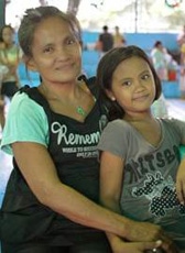 アンナ・マリアちゃんと母親。