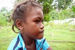 洪水の被害にあったアイザイア・アンドリューくん（8歳）