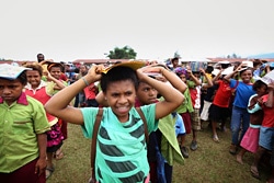 地震に備え、防災訓練を受ける10歳の女の子（パプア・ニューギニア）