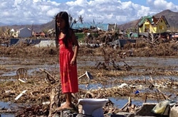 かつて自宅のあった場所で立ちすくむアップルちゃん（フィリピン）