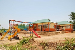 2009年に開校した、サイクロンにも耐えられ学校(ミャンマー)