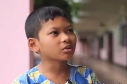 被災した経験を語るナタシットくん(タイ)