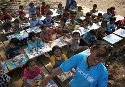 木陰で授業を受ける子どもたち（インドネシア）