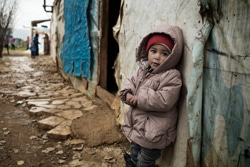 非公式テント居住区に身を寄せる1歳半のシリア難民の女の子。（レバノン）