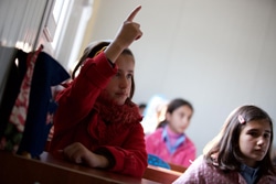 学校で授業を受ける、イラク北部にある難民キャンプに身を寄せる14歳の女の子。(イラク)