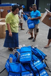 バヌアツ・サイクロンの影響を受けた子どもたちのための緊急支援物資。