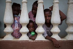 エボラの感染者の5人に1人は子どもたち。