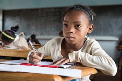 学校で授業を受けるヘレンさんの孫娘、ティアビナさん。