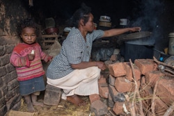 自宅で食事の準備をするサホーンさんと3歳の子ども。