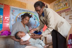 ユニセフが支援する栄養センターで4カ月の娘の栄養状態の検査を受けるサホーンさん。