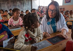 小学校で児童と会話をするムスクーリ親善大使。