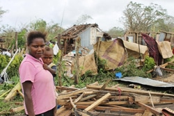 サイクロンの被害を受けた首都ポートビラ郊外の村で、11カ月の赤ちゃんを抱く母親。