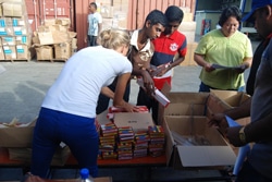 追加の緊急支援物資の箱詰めをするボランティア。