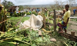 サイクロンの被害にあったバヌアツのTaunono村で暮らす親子。