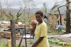 サイクロンの被害を受けた家族。