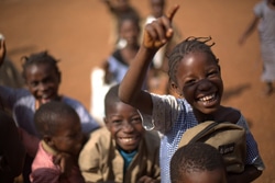 エボラで休校となっていた学校が再開し、笑顔で学校に再び戻った子どもたち。