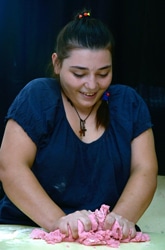 粘土で遊ぶ10代の女の子。