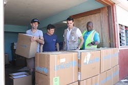 バヌアツなどの被災地に医薬品などの支援物資を輸送。