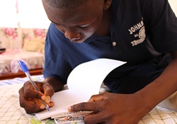 エボラ経過観察のための一時保護センターに身を寄せる男の子。