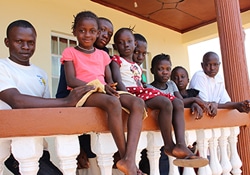 エボラから回復した子どもたち。