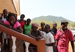 子どもたちのためのケアセンターで働くエボラ回復者。
