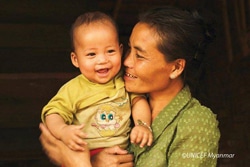 ミャンマーの子どもと母親（記事とは直接関係ありません）
