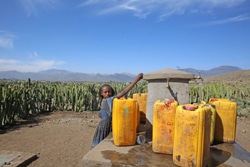 エボ村で行われているプロジェクトで、1万5,000人の学齢期の子どもを含む、2万7,000人が安全な飲料水を手に入れることができるようになった。女の子たちは水汲みに時間を取られることなく、学校に通うことができるようになった。