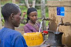 給水施設で水を汲むエチオピア・アムハラ州の住民たち。