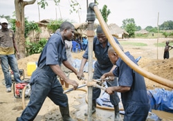 手動掘削機を使って井戸を掘る様子。チャドで開発されたこの費用対効果が高い技術を使い、多くの人里離れた地域に水を届けている。