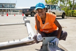 ポートビラの空港に、物流拠点を設置するユニセフのスタッフ