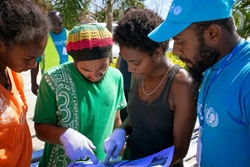 物資を保管するための一時保管施設建設しているユニセフのスタッフとボランティア