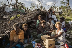 サイクロンの被害を受けたバヌアツ・タンナ島の住民たち。