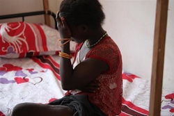 武装勢力から解放され、トランジットセンターに身を置くスーダンの女の子。
