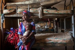 ボコ・ハラムに村を襲撃されから、避難生活を強いられているナイジェリアの親子。