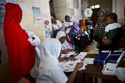 赤ちゃんの体重測定やワクチンを接種するために保健所に集まった母親たち。