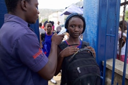 校門で検温を受ける生徒たち。（シエラレオネ）