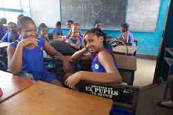 嬉しそうな笑顔を見せる生徒たち。（シエラレオネ）