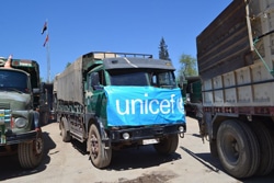 支援が必要な人たちのもとへ届けられるユニセフの支援物資。