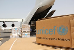 イエメン・サヌアに向けて届けられるユニセフの支援物資。
