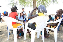 リハビリセンターで子どもたちの話を聞くアグネス大使。