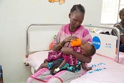 栄養治療用ミルクを飲む子ども。