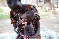 「プランピー・ナッツR」を食べる子ども（ヤンビオ）。